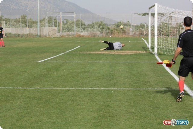 רוזנקוביץ' הודף את הפנדל של קראקרה (דאפר מחאמיד)
